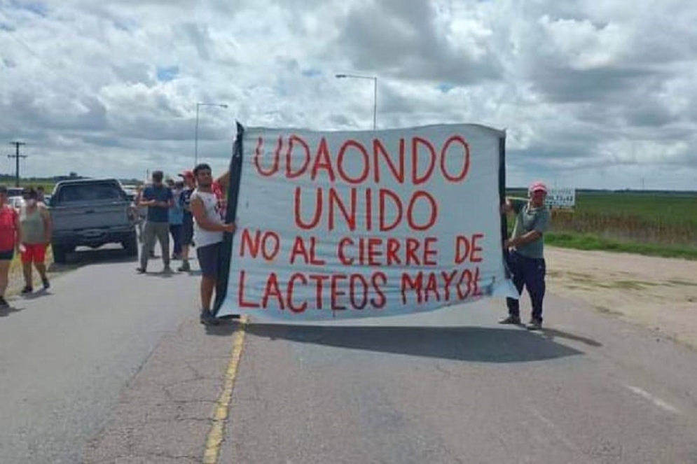 Un grupo de vecinos encabez&oacute; una protesta en la ruta 215.