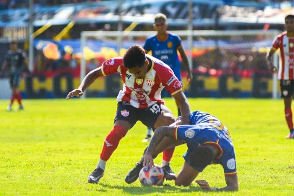 Casta&ntilde;eda dando lucha. 