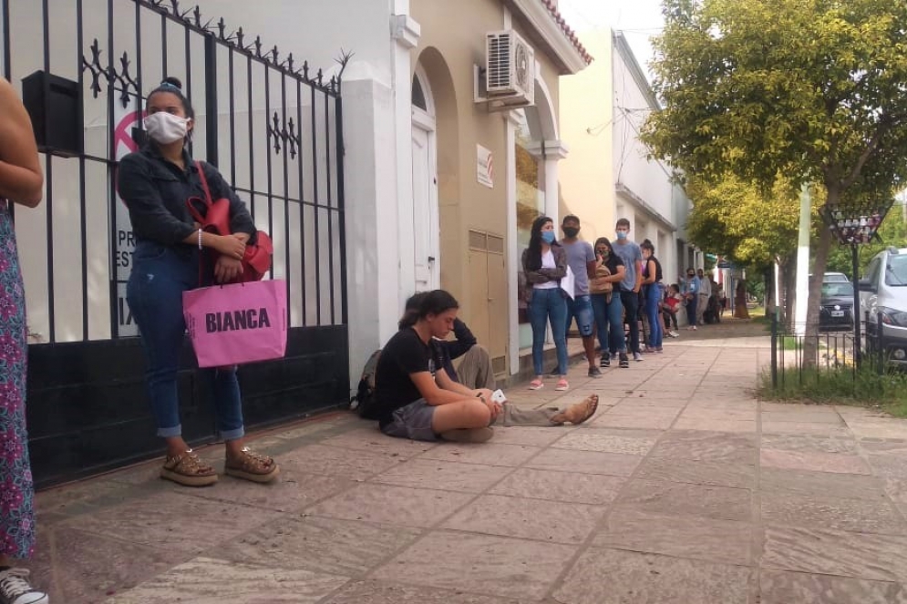 La lextensa fila sobre San Mart&iacute;n en el primer d&iacute;a de inscripci&oacute;n.