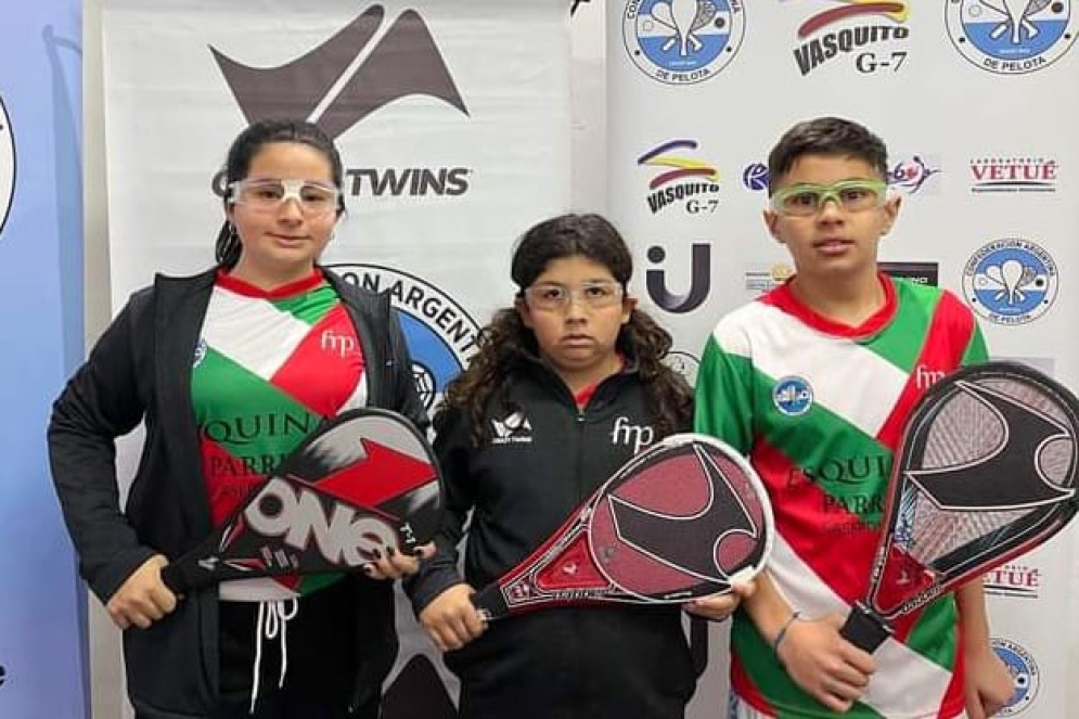 Brian (al centro) junto a sus compa&ntilde;eros de equipo.