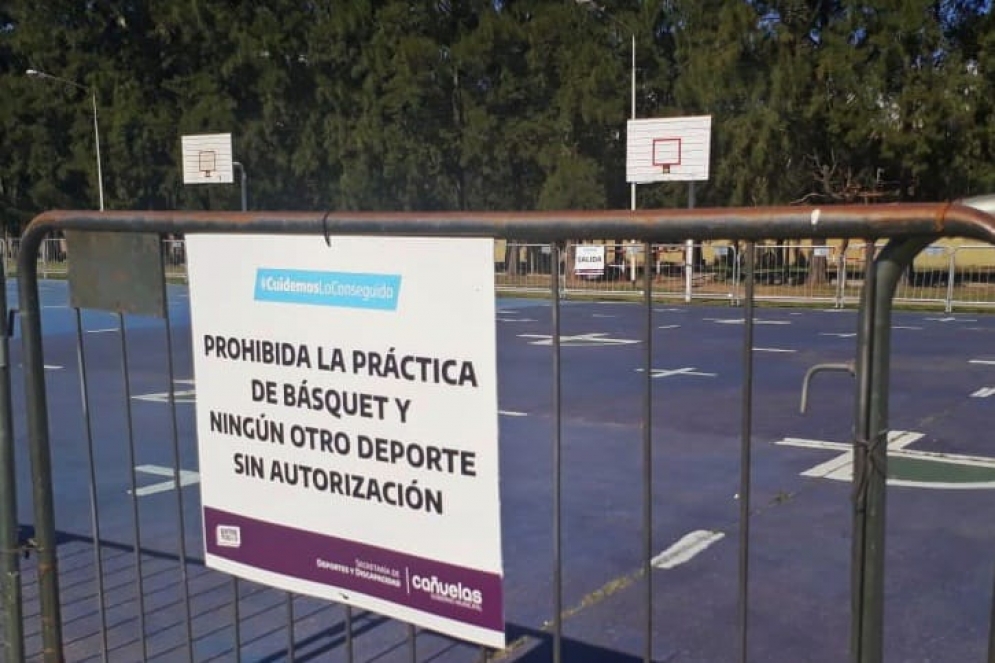 De fondo, el tablero ya sin el aro.