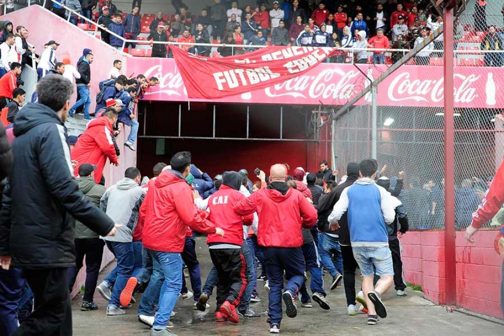 Uno de los momento de m&aacute;xima tensi&oacute;n dentro de las tribunas del estadio Libertadores de Am&eacute;rica.