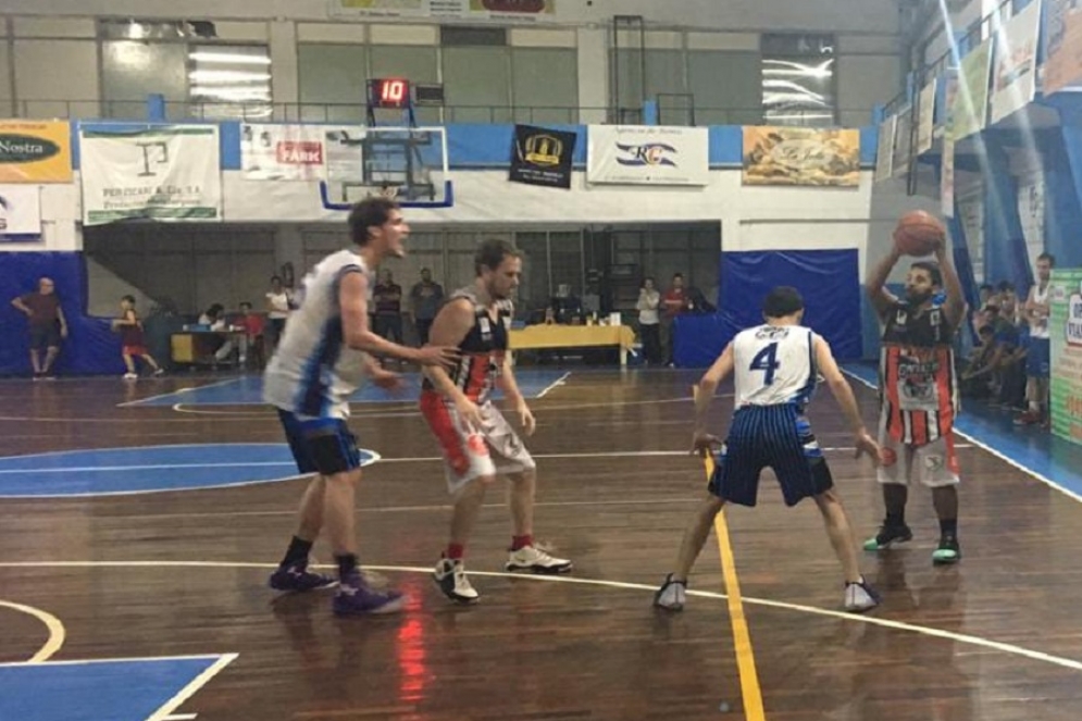 Giudici con la pelota en uno de los ataques de Ca&ntilde;uelas. 