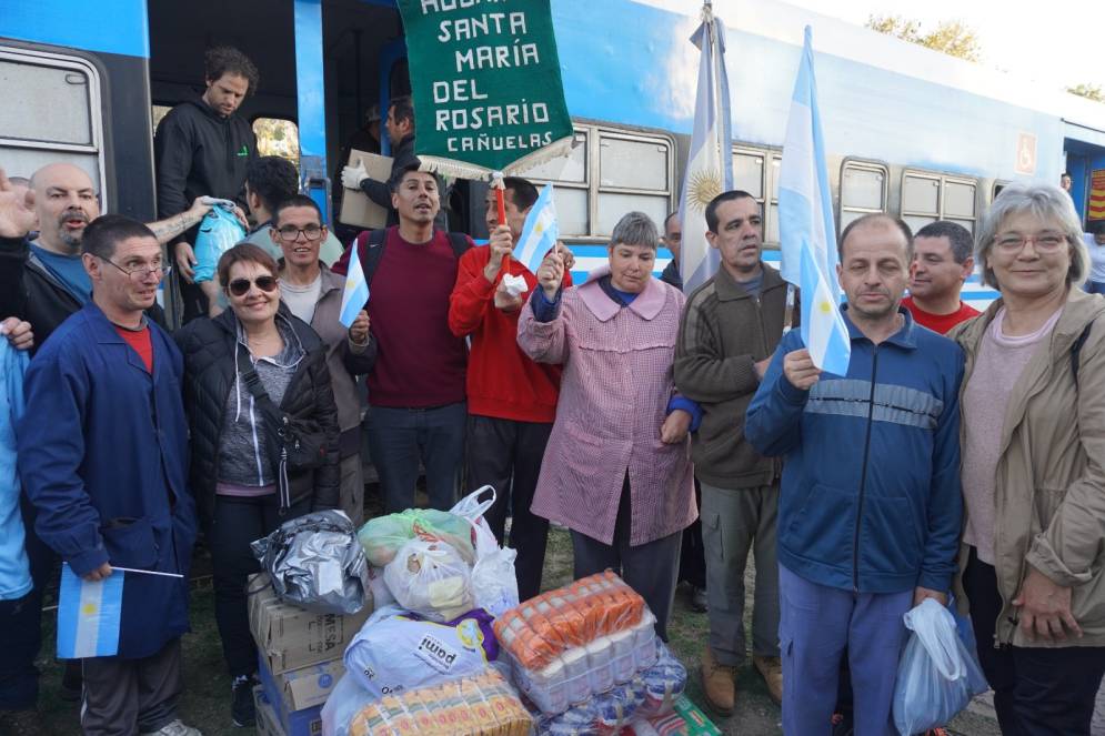 En la estaci&oacute;n de Ca&ntilde;uelas fue recibido por funcionarios y vecinos que acercaron sus donaciones.