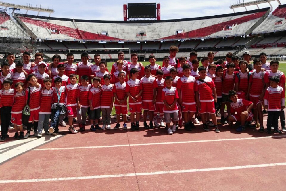 La comitiva en el campo de juego del Monumental.
