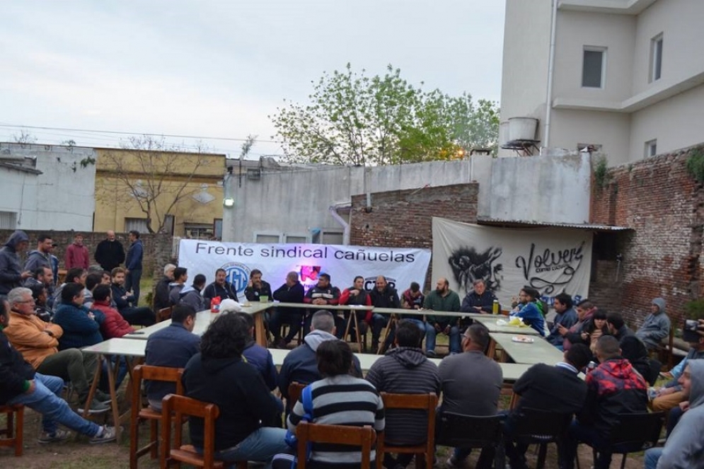 Los dirigentes en medio de la reuni&oacute;n.