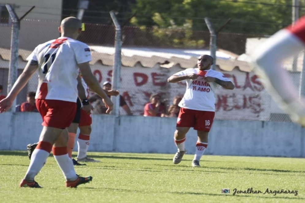 El festejo de uno de los goles con una dedicatoria muy especial.