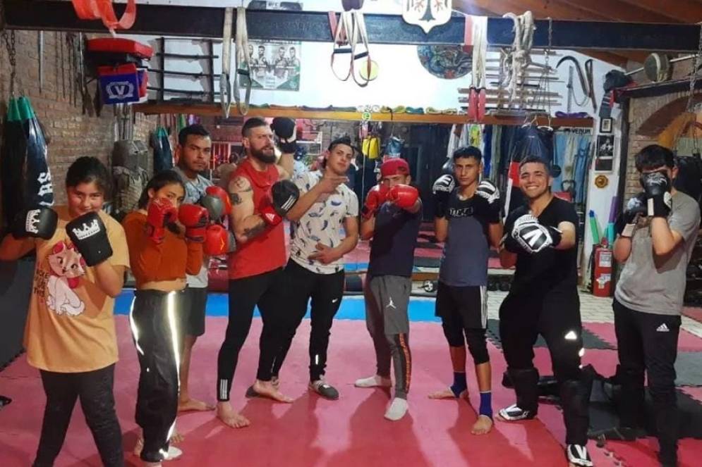 El profe -de musculosa roja- y los peleadores de "Berserkers Dojo".