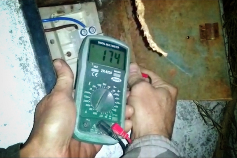 El tester de tensi&oacute;n el&eacute;ctrica marcando 174 voltios.