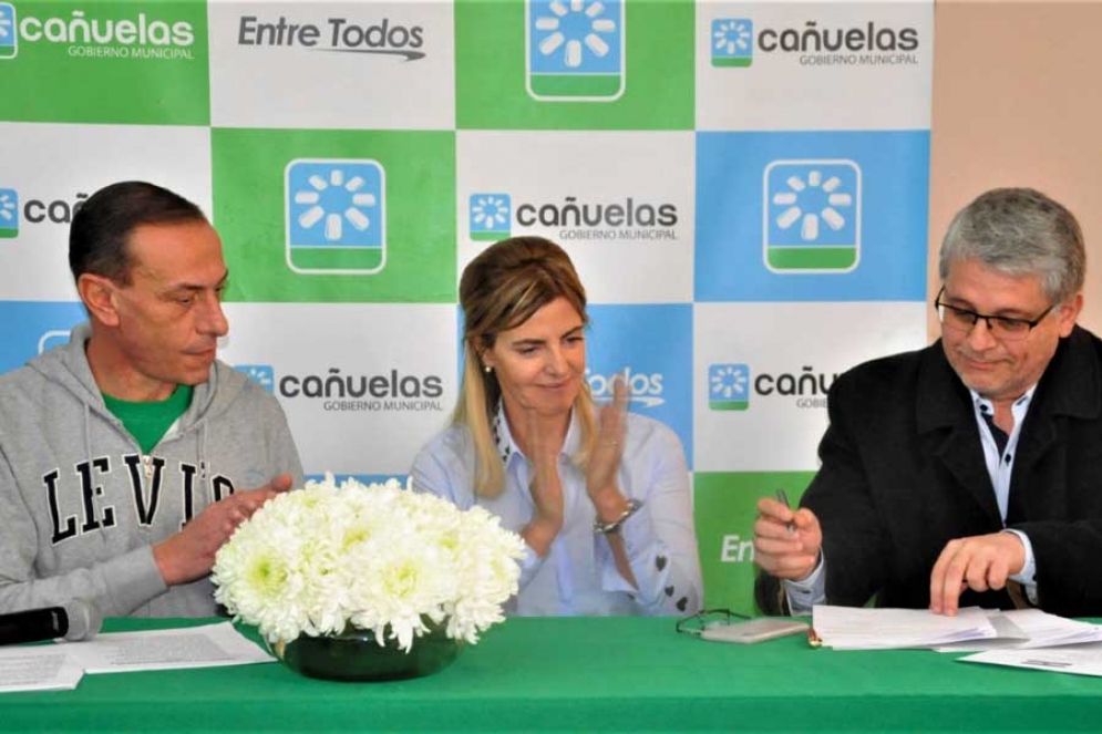 Las autoridades en el momento de la firma de uno de los acuerdos. 