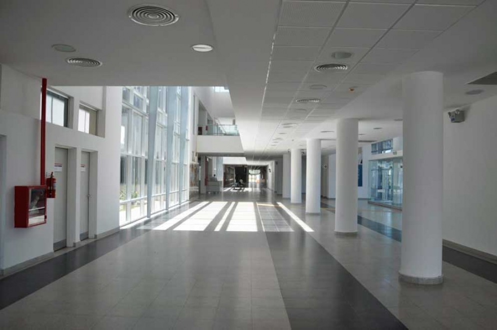 Uno de los pasillos vac&iacute;os del Hospital Regional. 