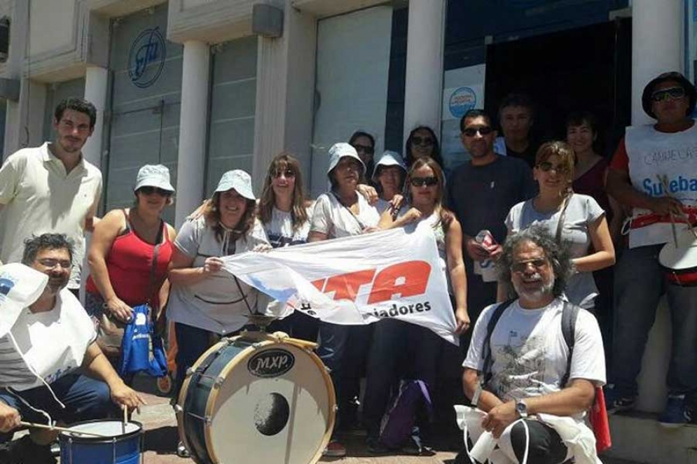 Avans junto a docentes de Ca&ntilde;uelas en una de las movilizaciones del sector.