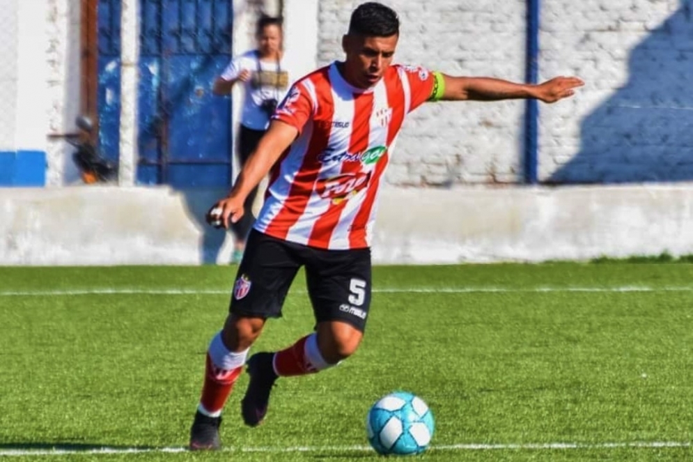 Trejo, sacando el remate en el sint&eacute;tico de Midland. (Prensa CFC).