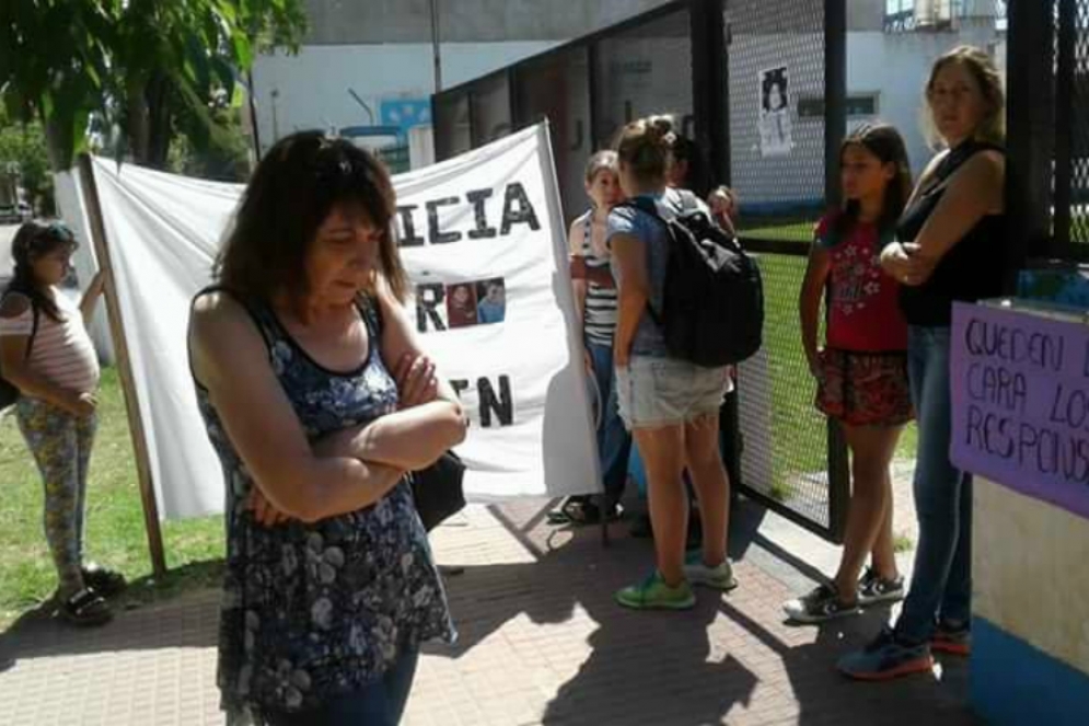 Familiares y allegados a Jhostin reclamaron en la puerta de la ex Santa Marta.