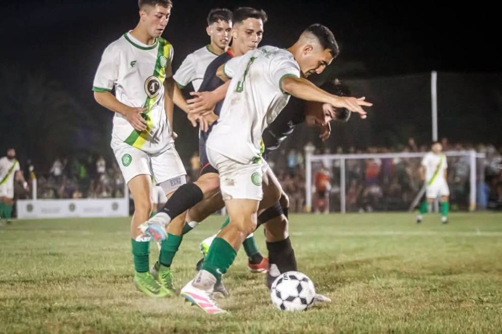 Cagliari cuida la pelota ante la mirada de Gighliazza. Los dos emigraron.
