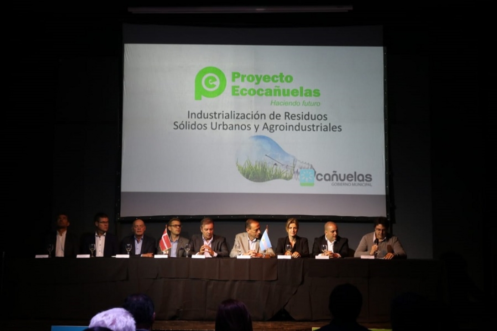El panel de autoridades al momento de la presentaci&oacute;n del proyecto. 