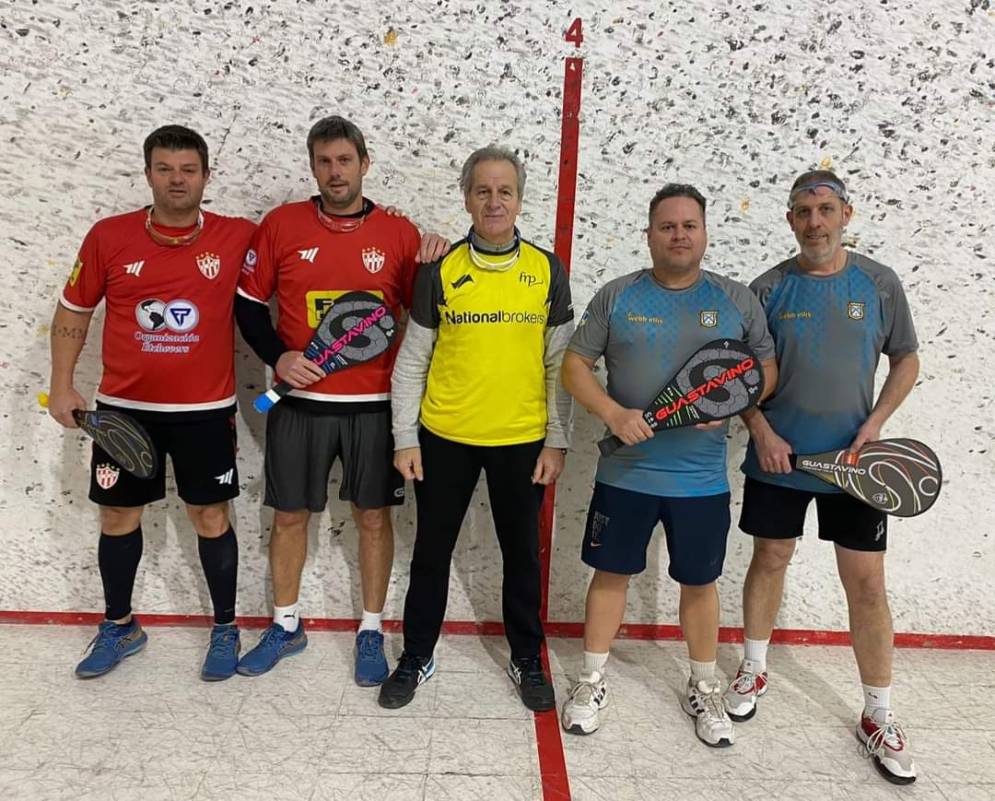 Andres, de medias altas, y Mel, la dupla albirroja.