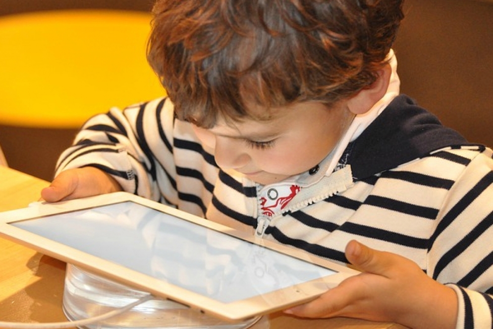 Reci&eacute;n a los 12 a&ntilde;os deber&iacute;an acceder a manejar un tel&eacute;fono celular.