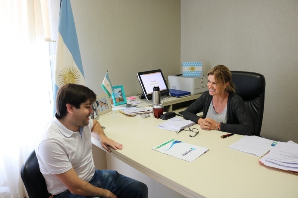 La jefa de Gabinete, Marisa Fassi junto al presidente de Juventud, Sebasti&aacute;n Madies.