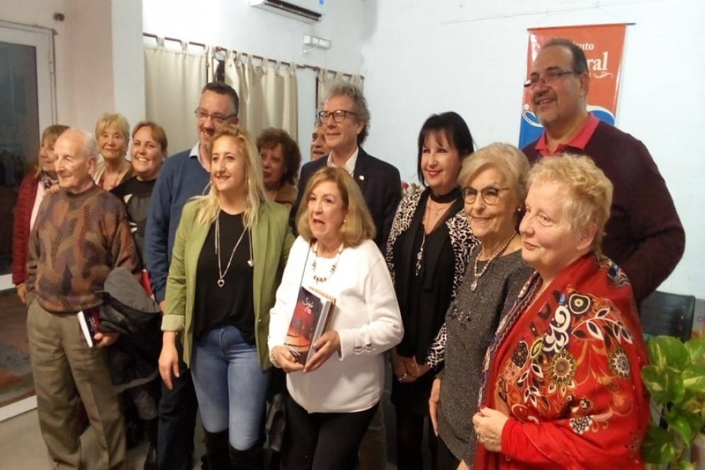 El escritor acompa&ntilde;ado por autores que participaron de la presentaci&oacute;n 