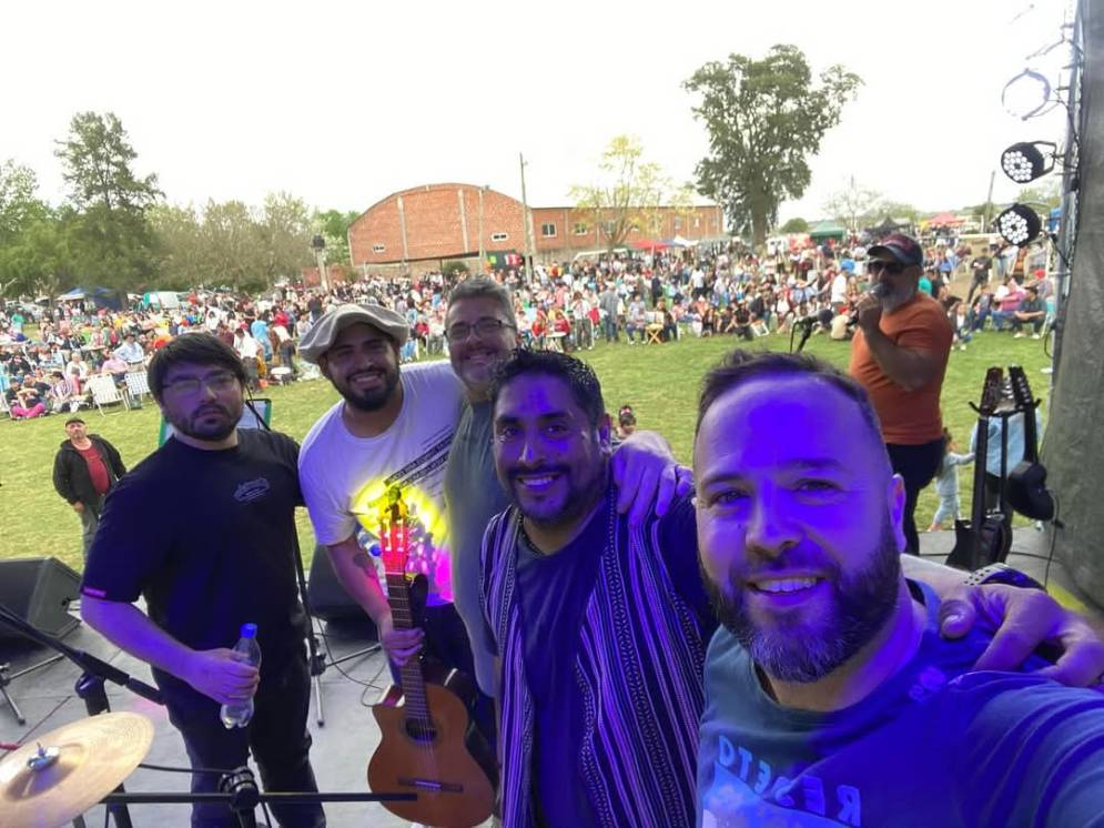 El cuarto integrante del grupo es Lautaro Ortega, en percusi&oacute;n.