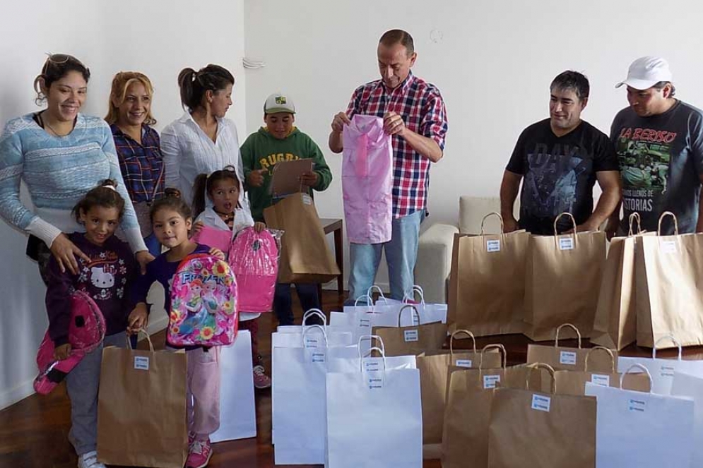 Las autoridades municipales y los dirigentes gremiales entregando los kits escolares. 