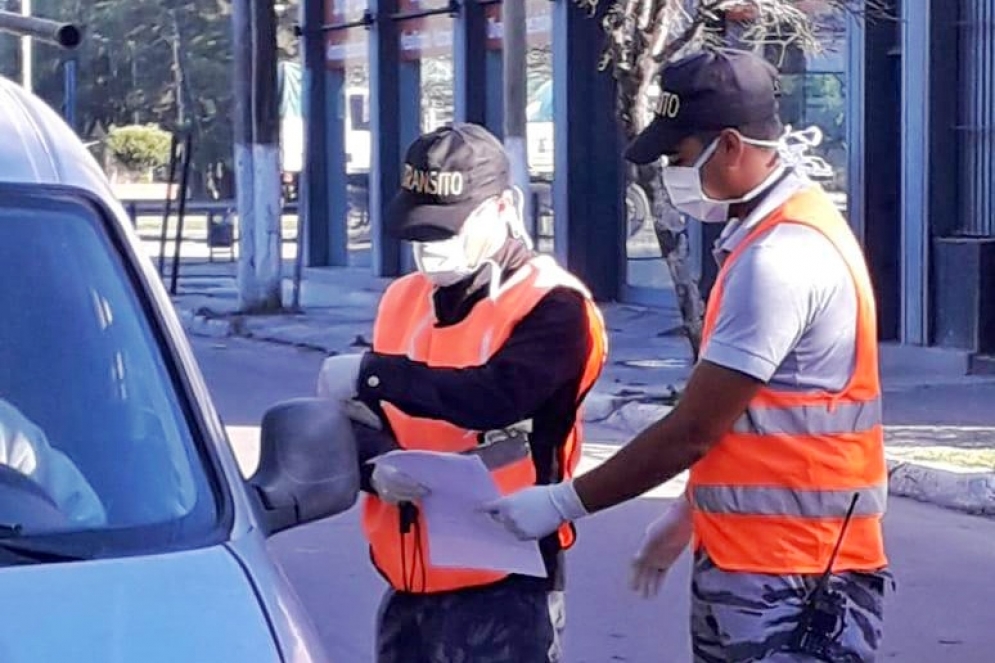 Tr&aacute;nsito pidiendo documentaci&oacute;n en Av. Libertad.