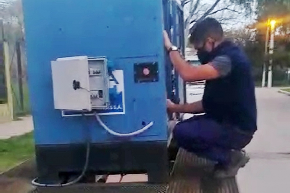 Un operario de ABSA conectando el generador.