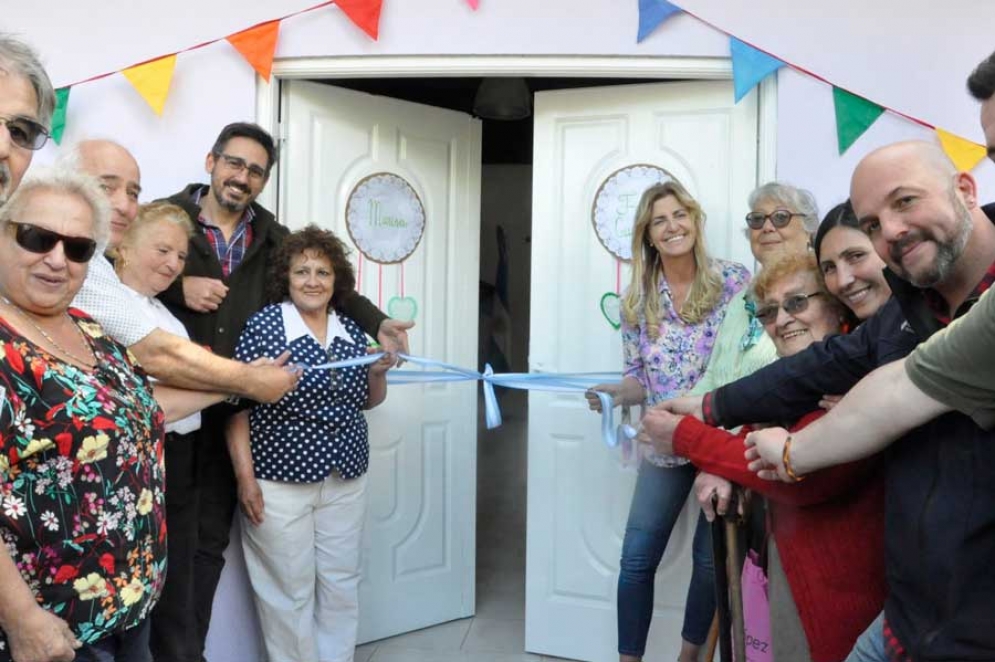 La intendenta Fassi junto a los jubilados realizando el tradicional corte de cinta. 