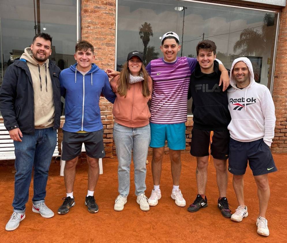 El equipo capitaneado por Ana Angelini en el centro. A su derecha: Agust&iacute;n Barry, Francisco Isnaldi, y a su derecha, Tomas Chale, Brandon Boveri&nbsp;y&nbsp;Nicol&aacute;s&nbsp;Sejas