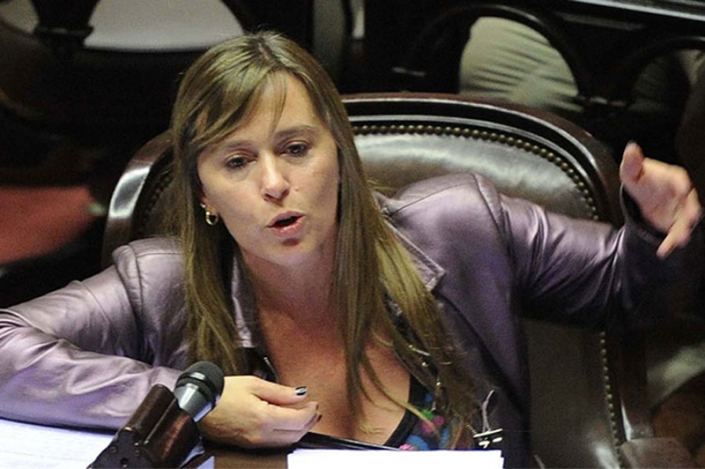 Juliana Di Tullio disertando en plena sesi&oacute;n de la C&aacute;mara de Diputados.