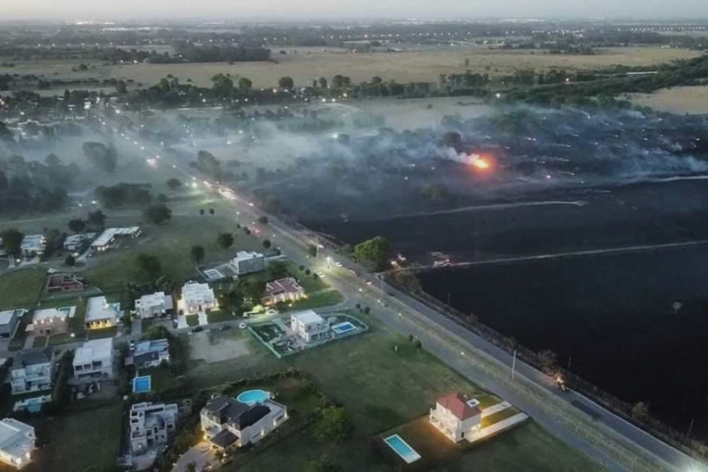 El Camino del 80, la barrera entre el pastizal quemado y el country La Martona.
