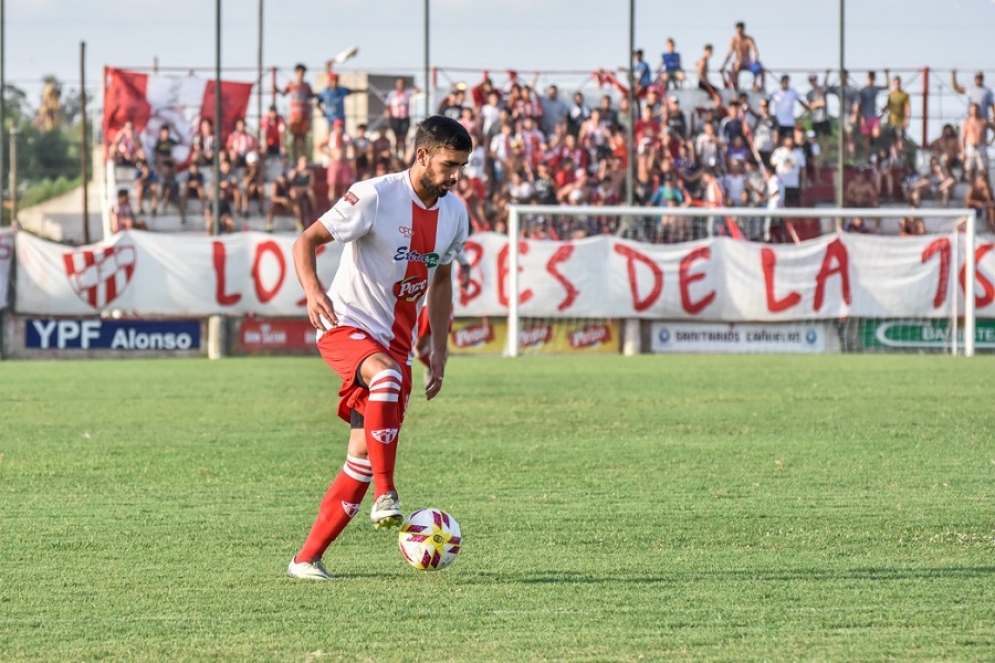 Soria con la pelota en busca del arco rival. Foto: Jonathan Arga&ntilde;araz.