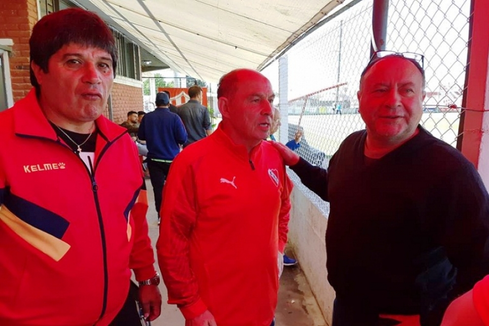 El "Paraguayo" Fernandez (de negro), junto a Ricardo Bochini, en el Ar&iacute;n.