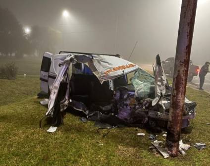En medio de la niebla, choc&oacute; contra un poste de luz de la rotonda de la autopista