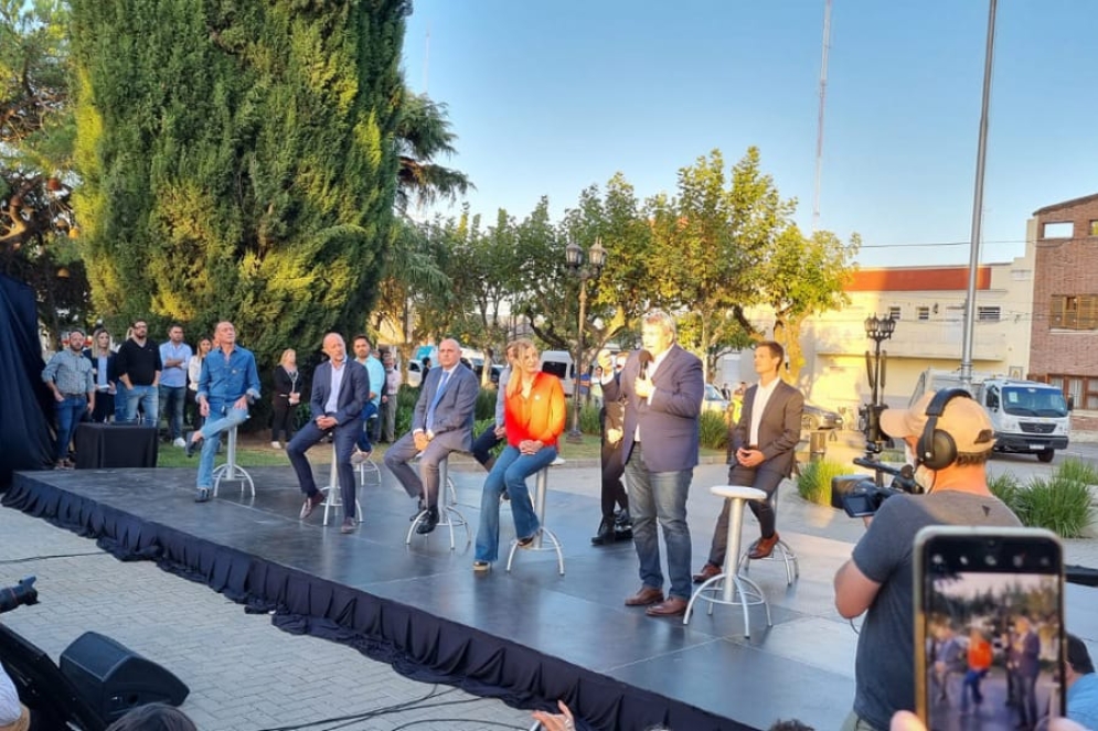 Funcionarios nacionales, el Jefe de Gabinete provincial, Mart&iacute;n Insaurralde, funcionarios provinciales e intedentes de la zona acompa&ntilde;aron el acto.