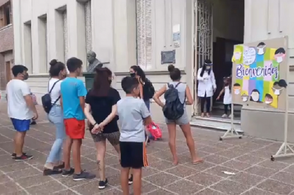 Los chicos del turno tarde de la Escuela n&ordm;1 saliendo para ir a sus casas.