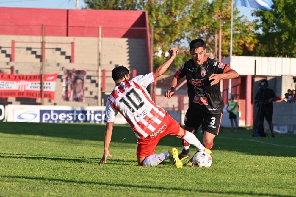 Su&aacute;rez Costa dividiendo con Enrique, una de las figuras del partido. (FOTO: Jonathan Arga&ntilde;araz).
