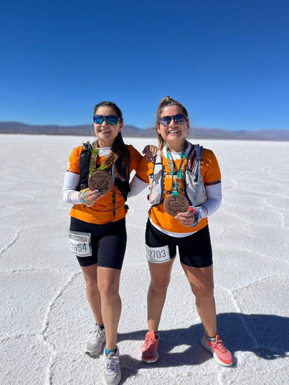 B&aacute;ez y Fresco, orgullosas con la medalla del Raid Columbia 2024.