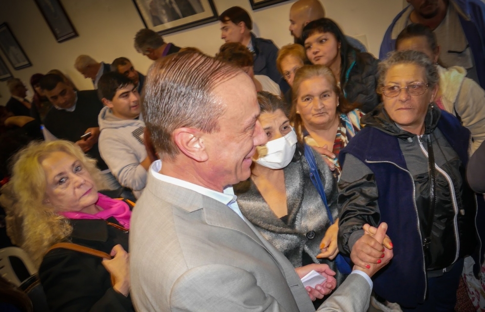 Arrieta rodeado de pacientes del Centro de D&iacute;alisis.