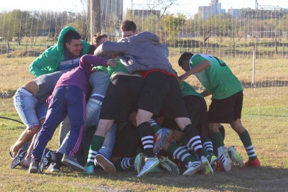 Liga de F&uacute;tbol: Desde el Sur lleg&oacute; a la punta