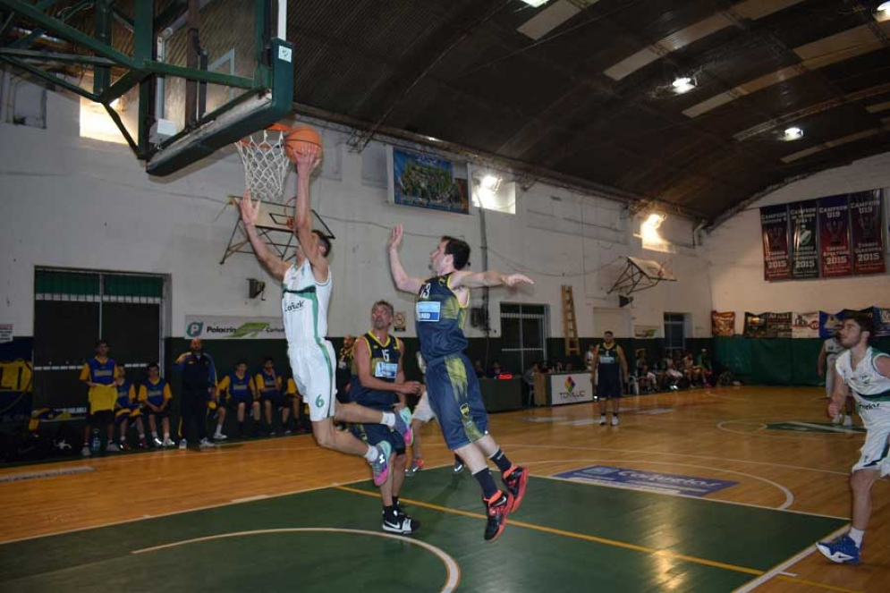 Leandro Valicenti convirtiendo uno de los dobles de los 24 puntos que logr&oacute;. 