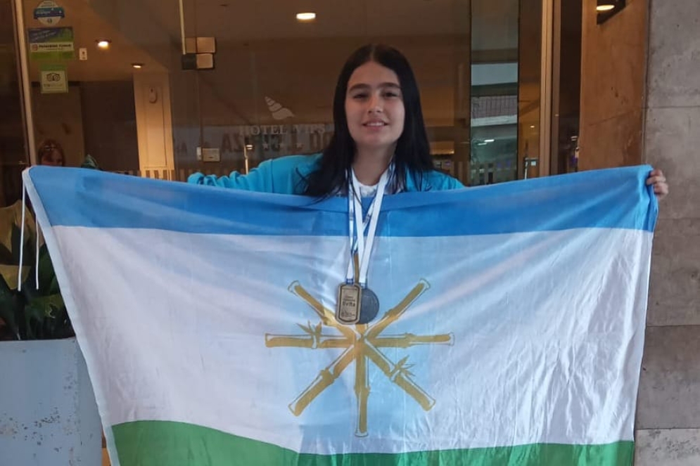 Morena en la puerta del Hotel Dion con la bandera de Ca&ntilde;uelas.