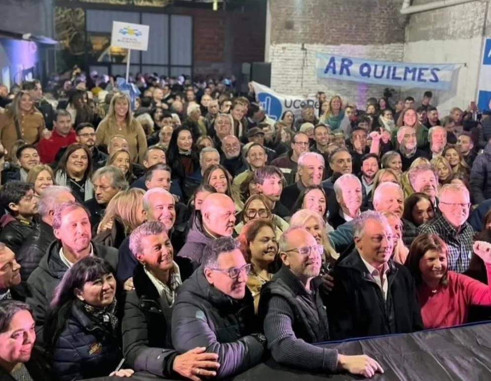 Augusto (2da fila desde la izq.) cerca de la ministra de Seguridad.