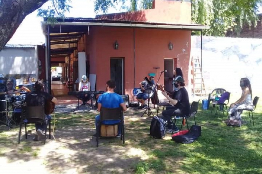 Las clases ser&aacute;n al aire libre y grupos de hasta 10 personas como m&aacute;ximo.
