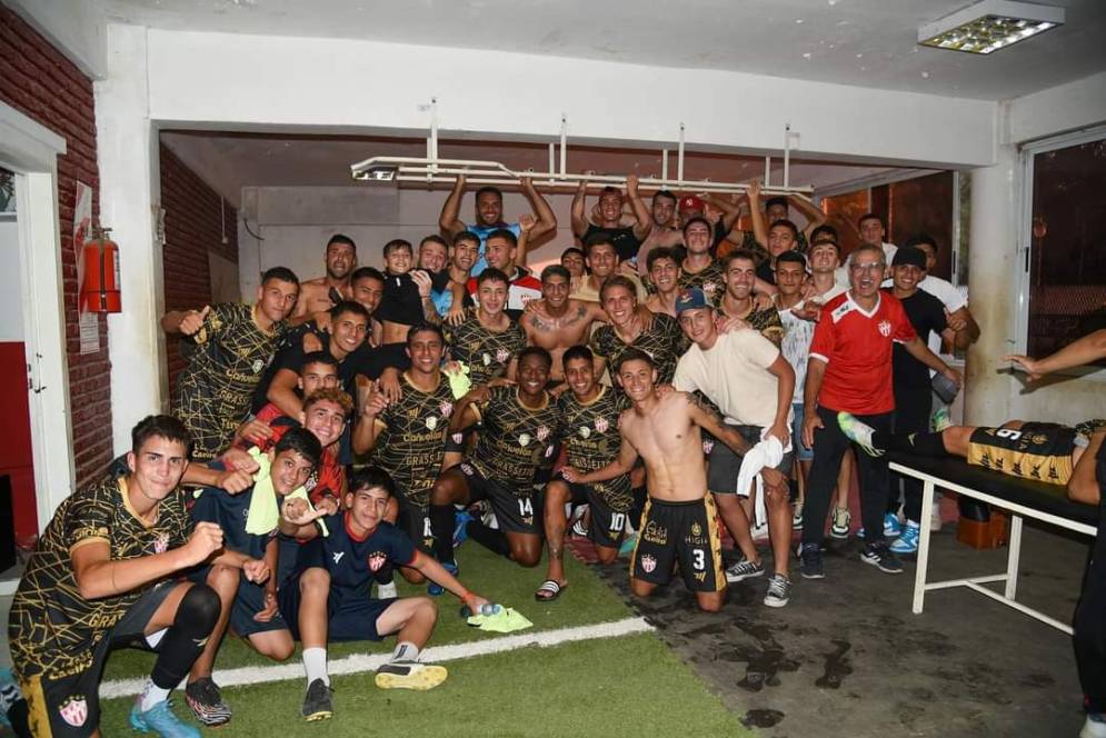 La foto triunfal en el vestuario. Ph: prensa CFC.