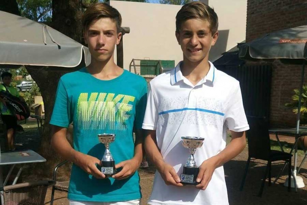 Nico Eli (derecha) recibiendo un nuevo trofeo. 