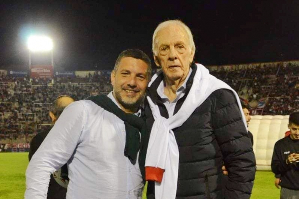 Garz&oacute;n junto al "Flaco" Menotti, t&eacute;cnico del Hurac&aacute;n campe&oacute;n del Metropolitano 1973.