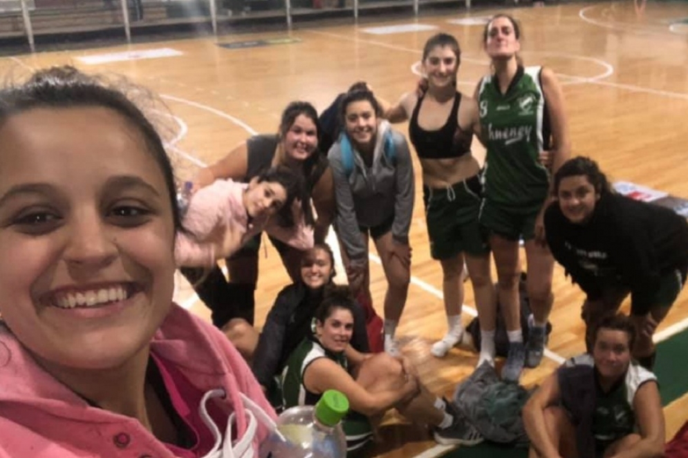 Las chicas de "verde" tras la victoria ante el campe&oacute;n.