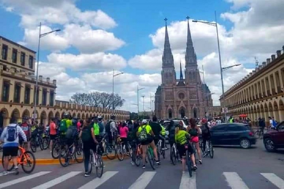 Multitudinaria bicicleteada a Luj&aacute;n